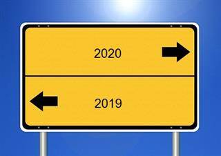 NRGD Jaarverslag 2019: verkeersbord met 2019 (pijl naar links) en 2020 (pijl naar rechts)